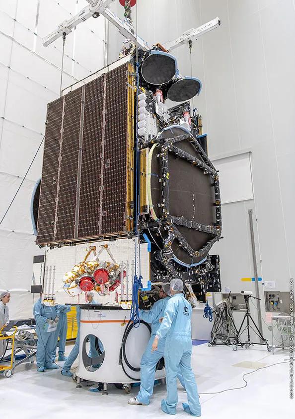 Satellite EUTELSAT 7C en cours de préparation au lancement dans le bâtiment S5 au Centre Spatial Guyanais à Kourou