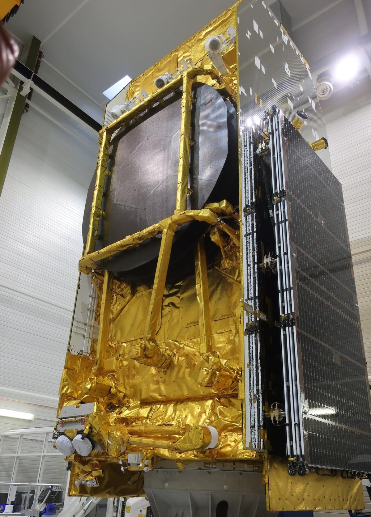 Satellite HOTBIRD 13F en cours de tests au centre d’intégrations et de tests d’Airbus à Toulouse