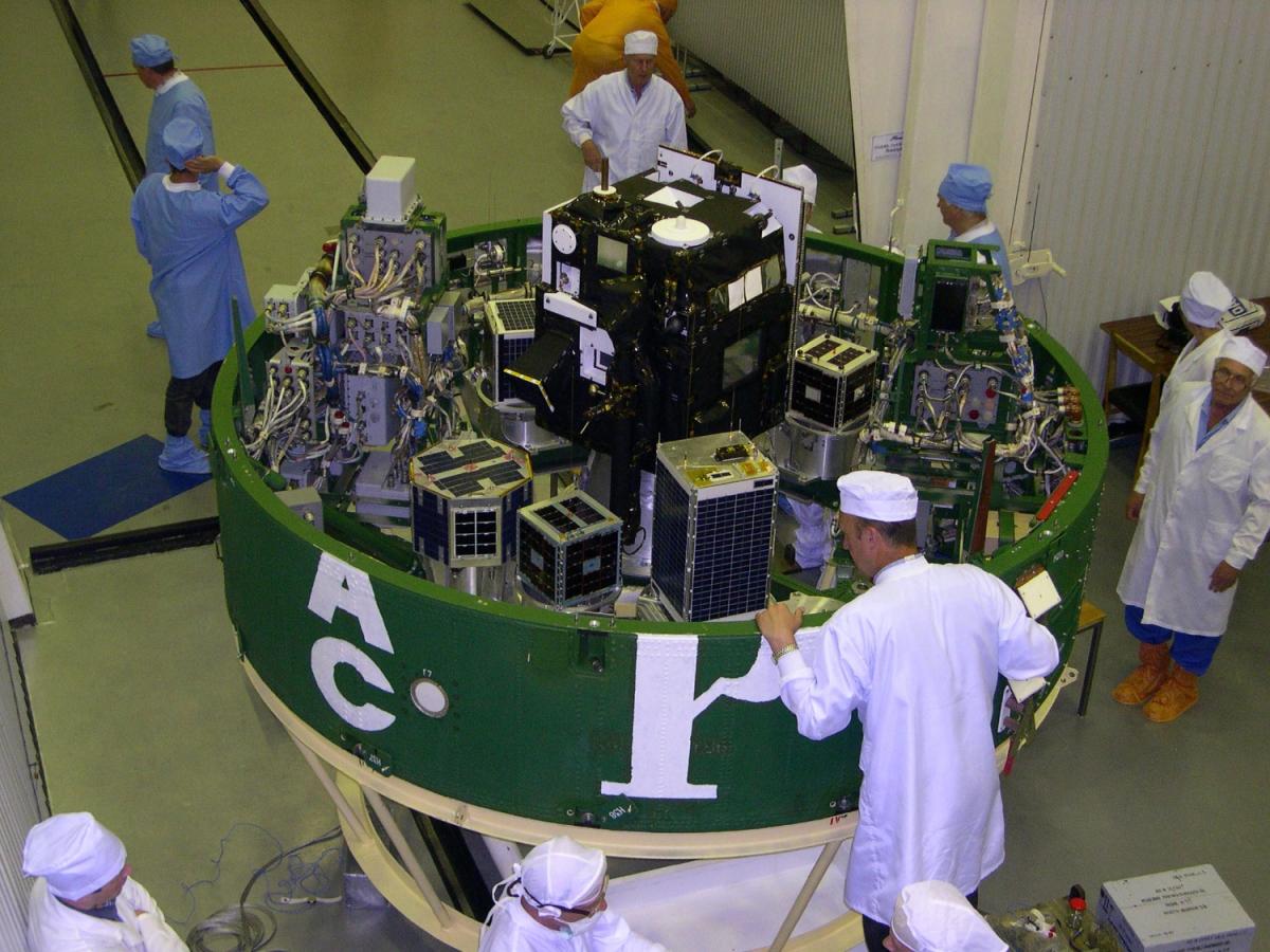 Intégration du microsatellite Demeter et des autres passagers sur le lanceur russe DNEPR