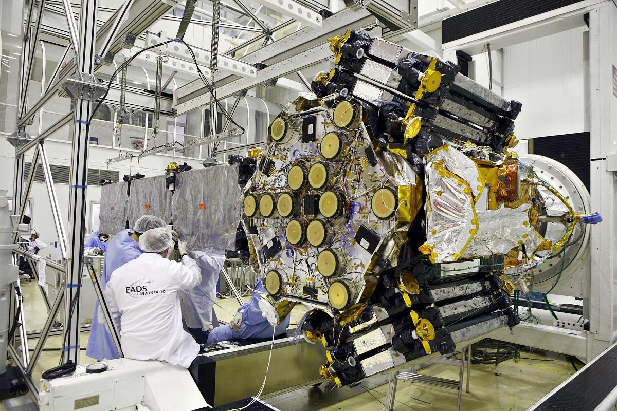 Tests d’essais du satellite SMOS chez Thales Alenia Space, à Cannes