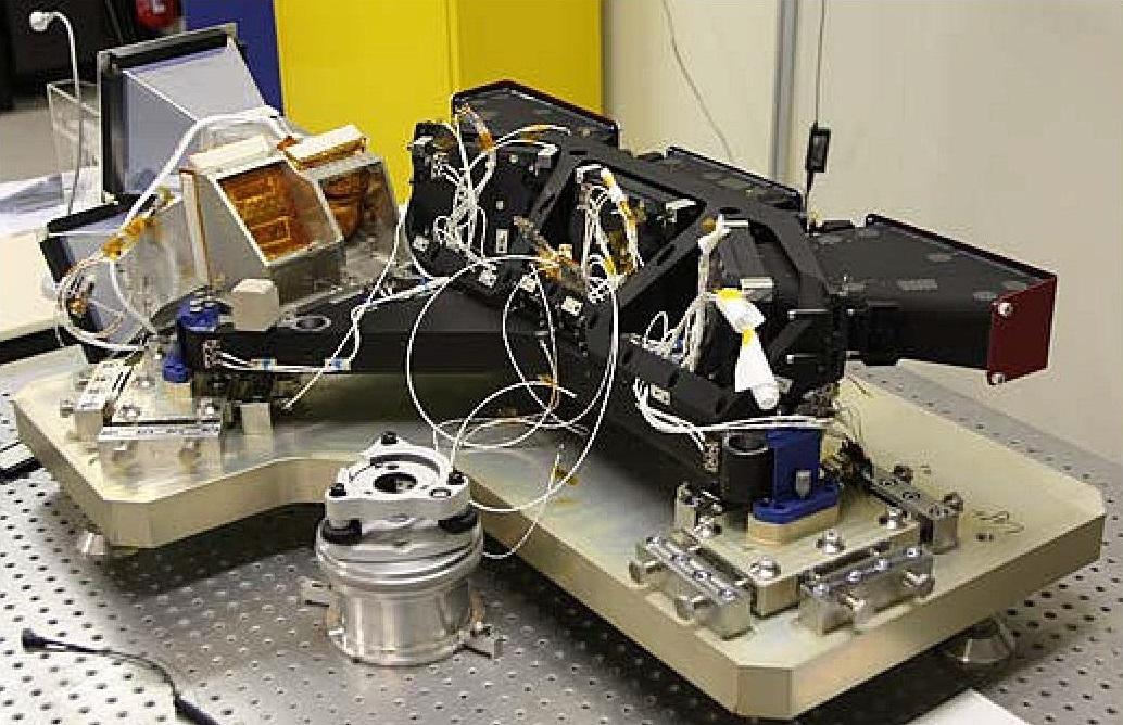 L’instrument Vegetation-3 en cours d’intégration