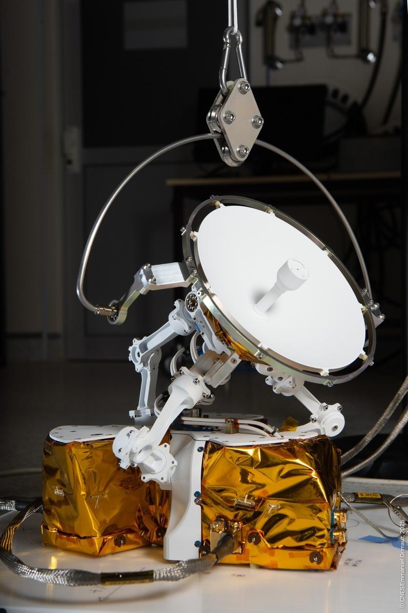 Un équipement de BIRD, le système de pointage d’antenne, en test en salle blanche du CNES.