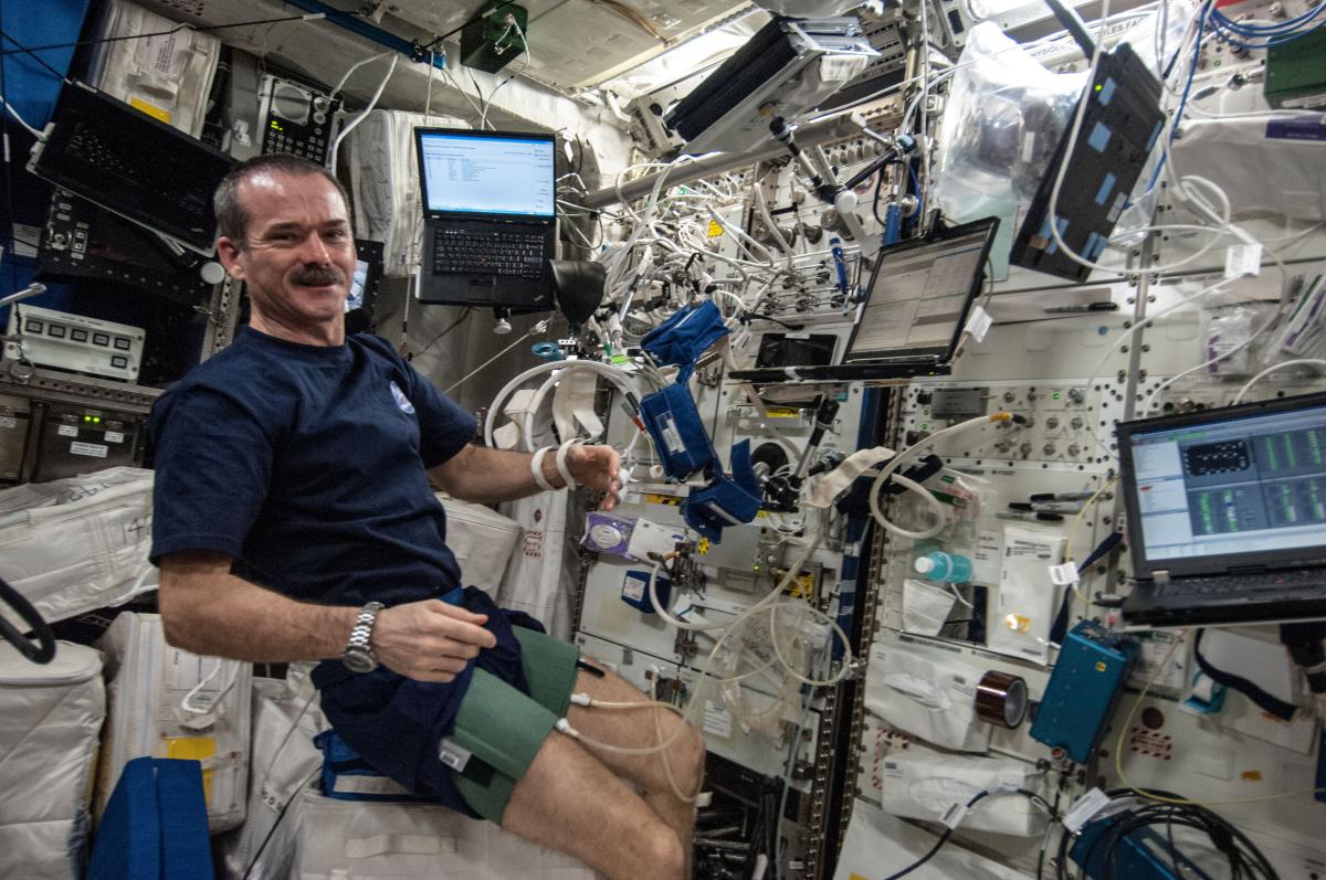 Le canadien Chris Hadfield lors de l’expérience BP Reg pour étudier la réaction des astronautes aux changements de pression artérielle (étourdissements, évanouissements…), une fois de retour sur Terre