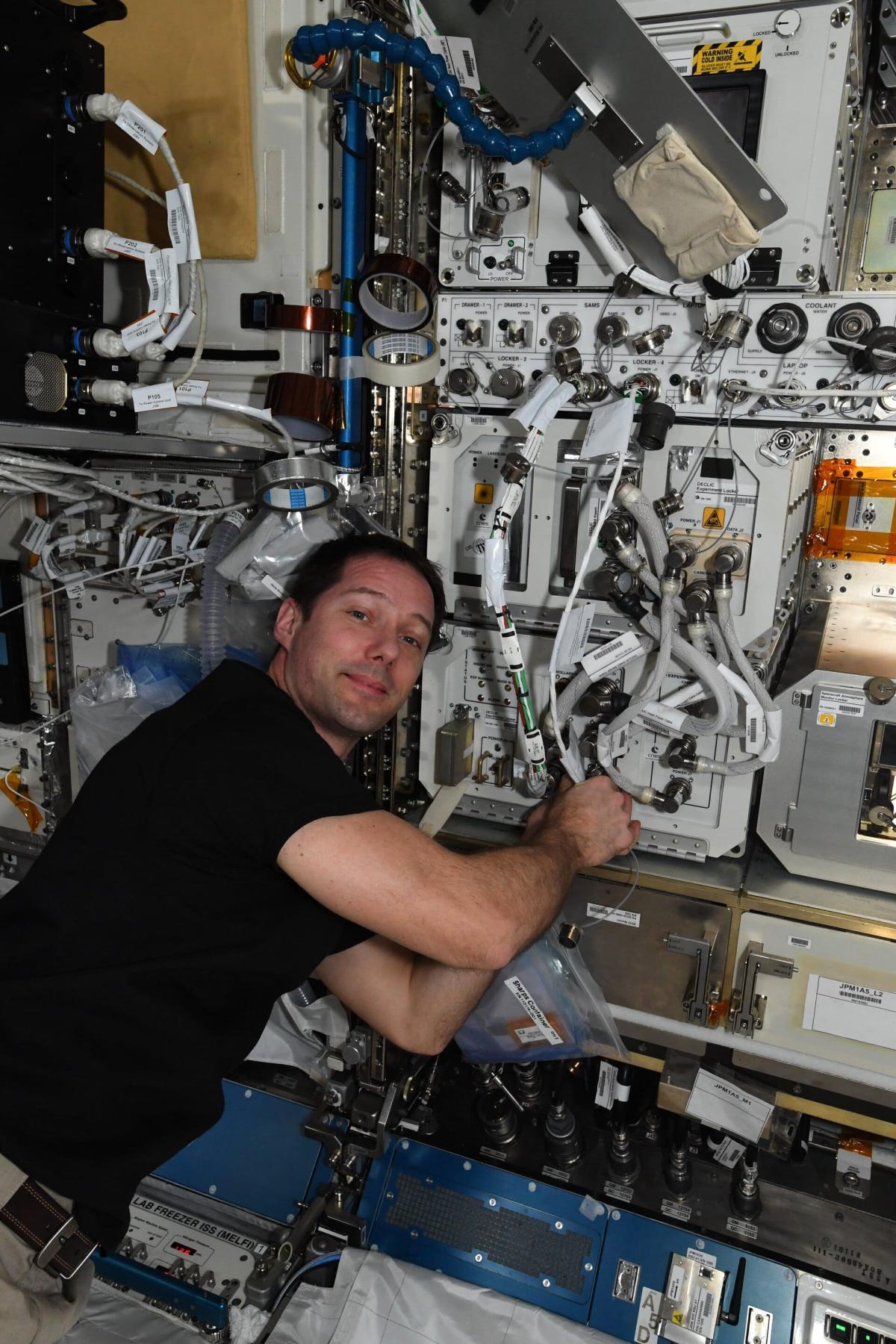 Thomas Pesquet opérant l’expérience DECLIC à bord de l’ISS