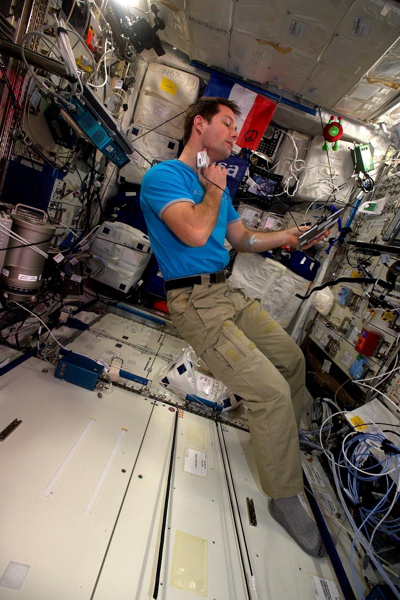 Thomas Pesquet utilise EveyWear, connecté à un tonomètre, pour mesurer son pouls