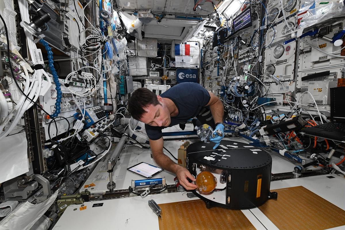 Thomas Pesquet met en route l’expérience Fluidics