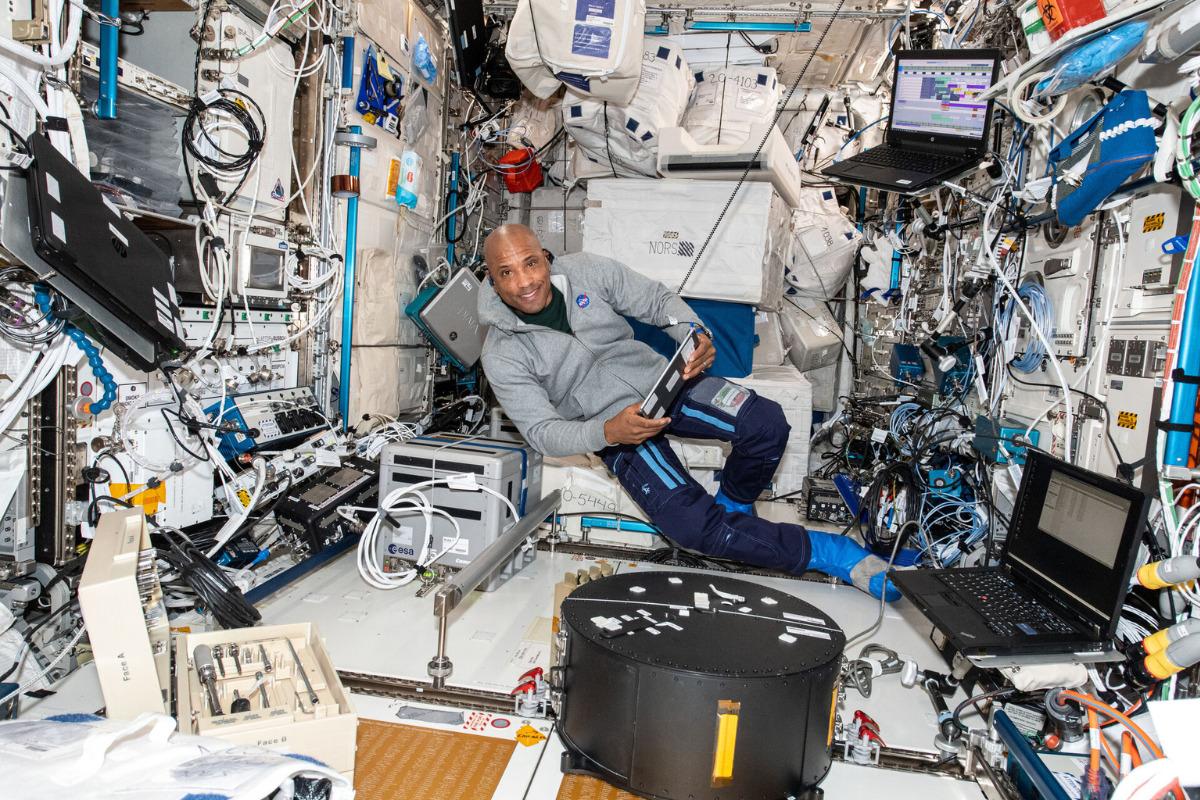 L'astronaute de la NASA Victor Glover dans ISS
