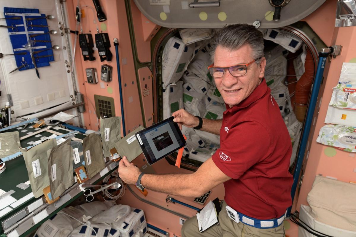 L’astronaute Paolo Nespoli utilise EveyWear pour scanner ses aliments et réaliser simplement son bilan nutritionnel
