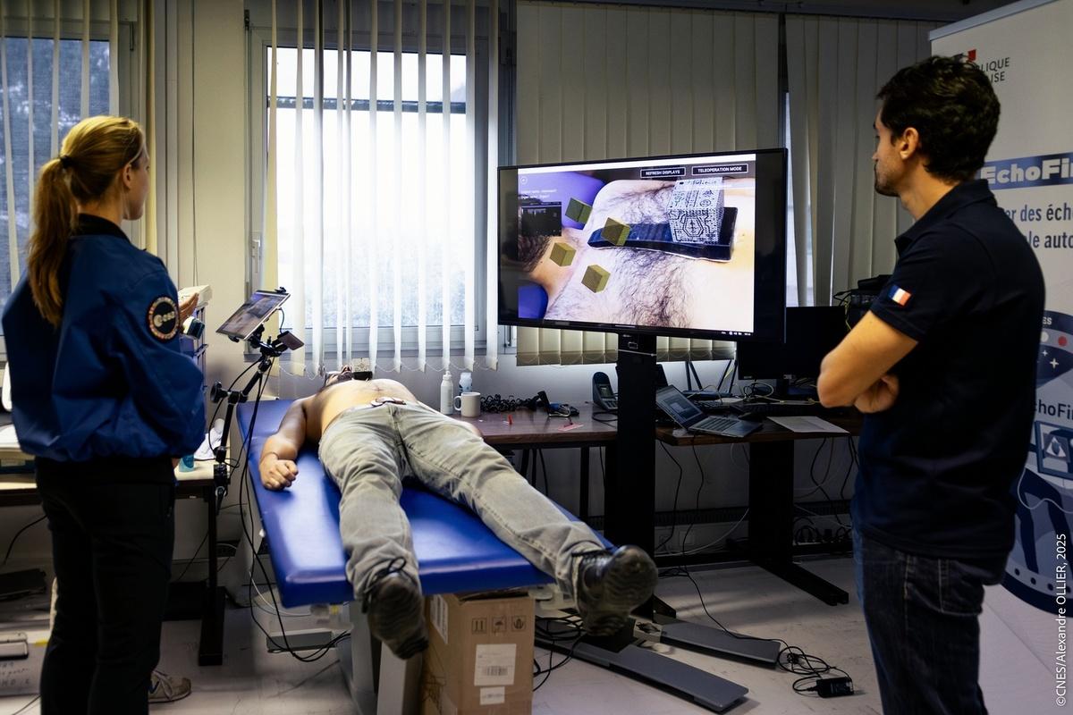 Sophie Adenot découvre le fonctionnement du logiciel EchoFinder avec les équipes du Cadmos.