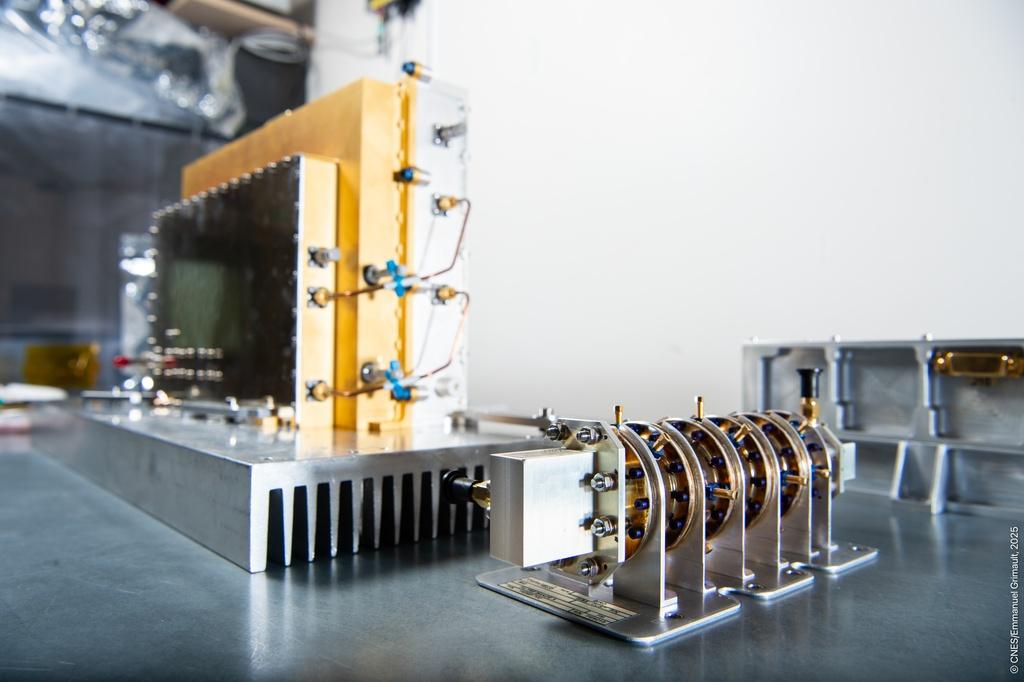 L’émetteur (à gauche), le filtre (au milieu) et l’APS-CU, le boîtier de commandes du système de pointage (à droite). 