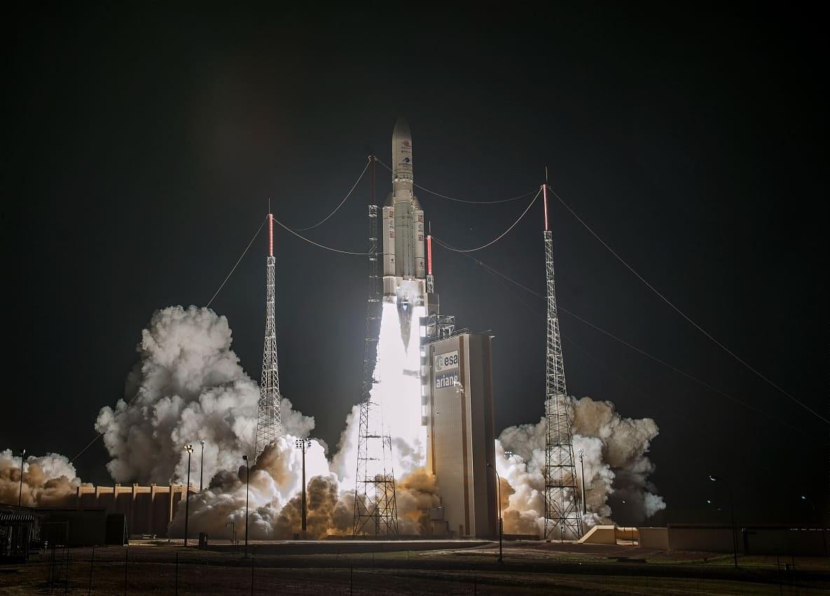 Fusée Ariane 5 quittant le pas de tir du Centre spatial guyanais