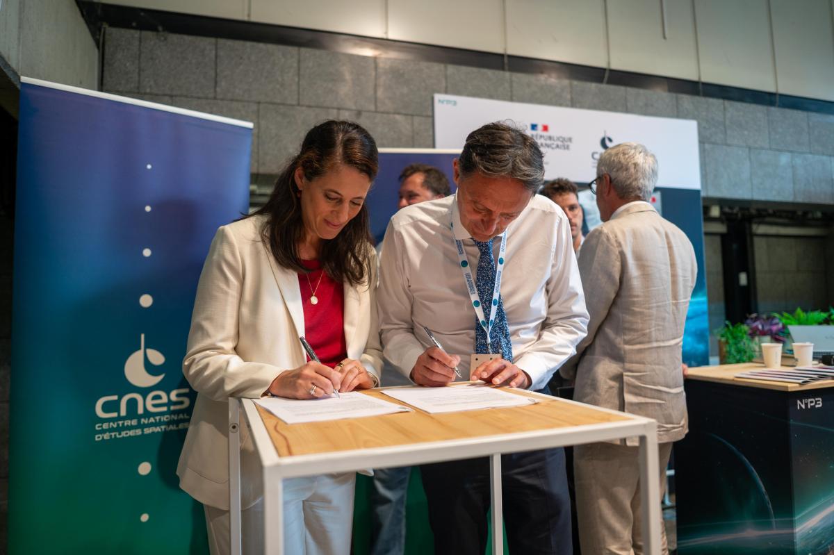 Signature du renouvellement de partenariat entre le CNES et la région Île-de-France.