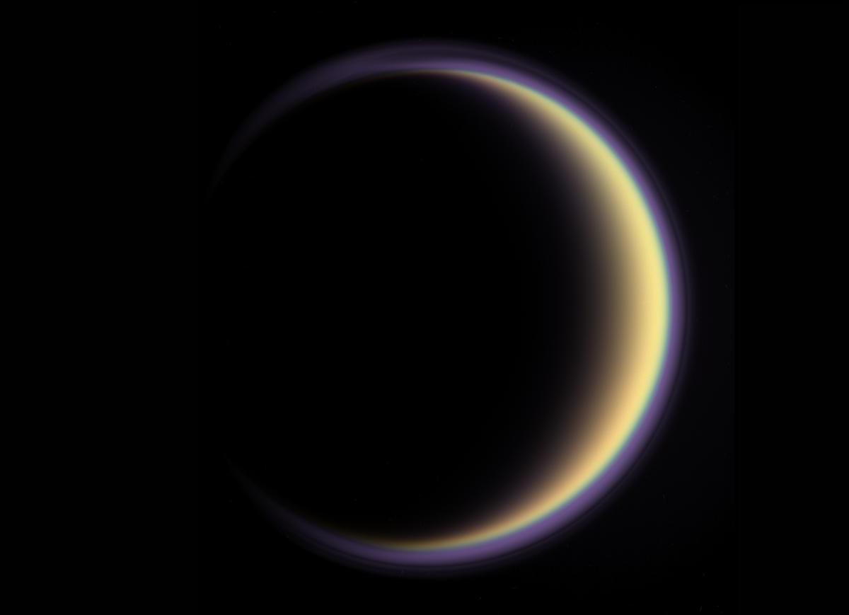 Vue en croissant de Titan, la plus grande lune de Saturne