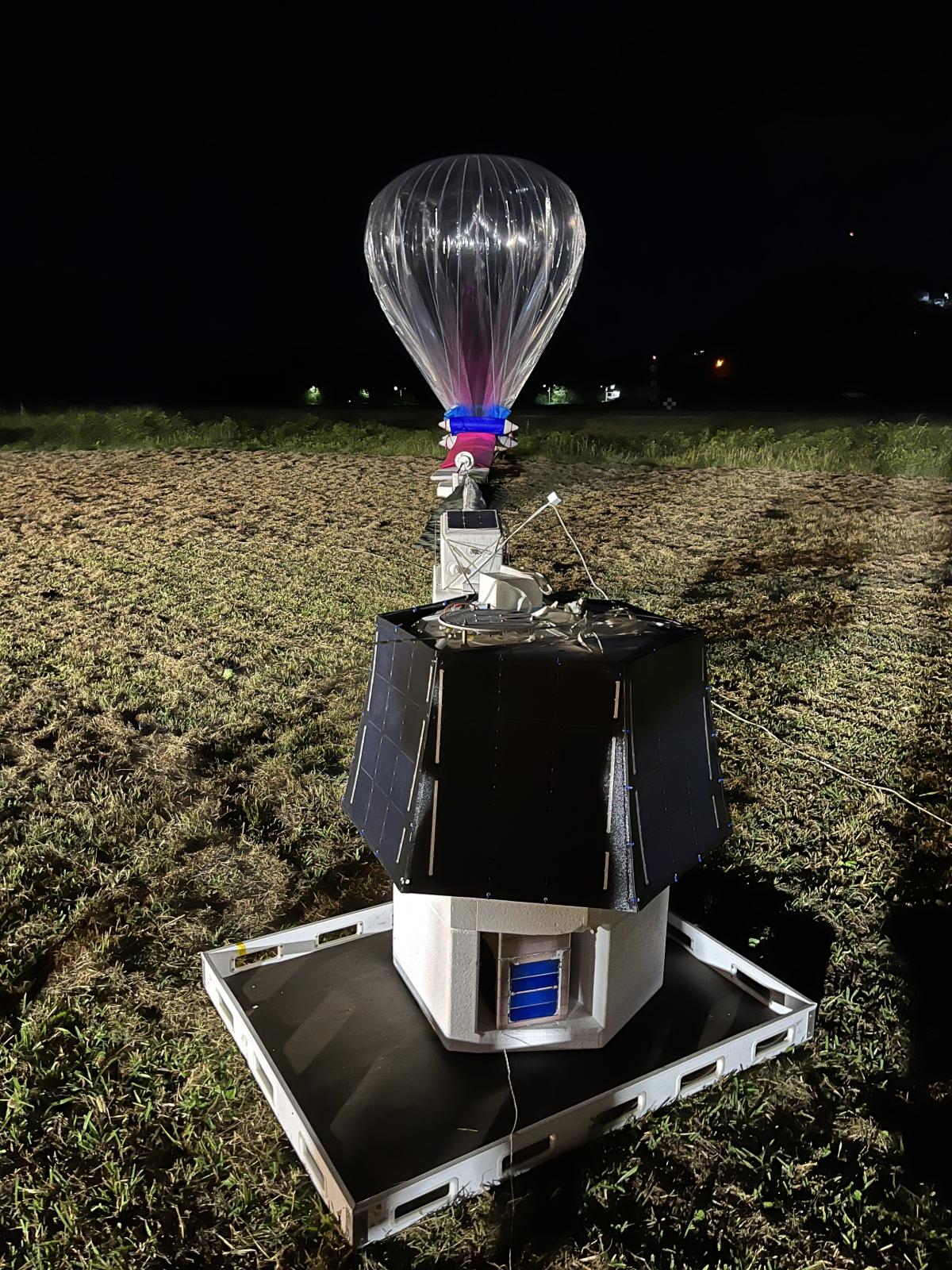 Un ballon et ses nacelles avant un lâcher nocturne.