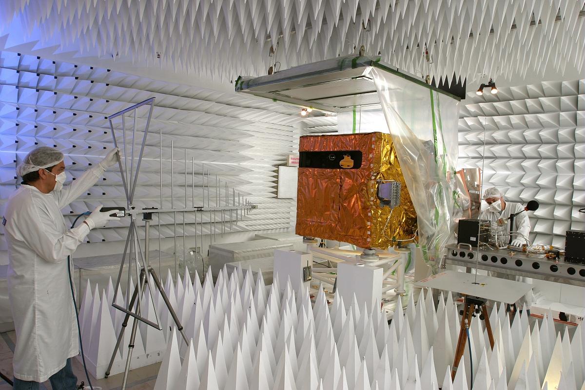 Essais de compatibilité électromagnétique sur l'instrument IASI chez Thales Alenia Space à Cannes.