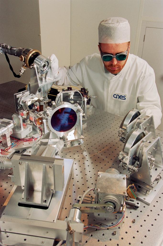 Alignement de l'optique "chaude" de la maquette de l'instrument IASI (Infrared Atmospheric Souding Interferometer), le 1er août 1995.