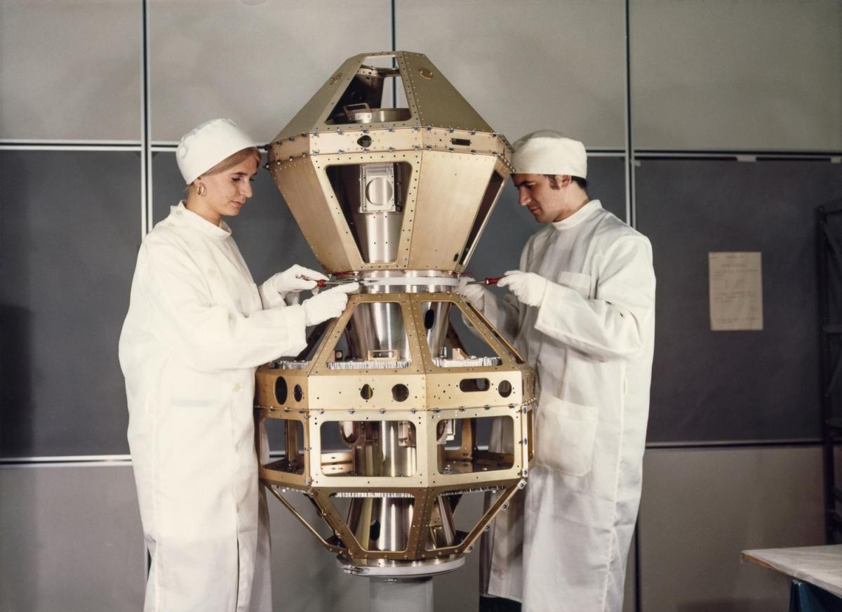 Intégration des satellites Castor (D5B) et Pollux (D5A) au Centre Spatial Guyanais, en 1975.