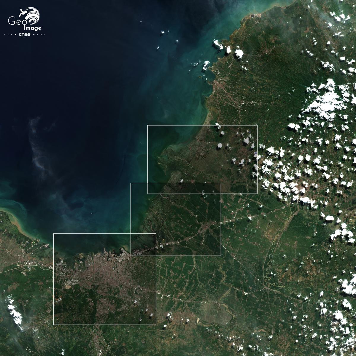 Image satellite de la grande métropole Indonésienne, Semarang, située sur la côte nord de Java