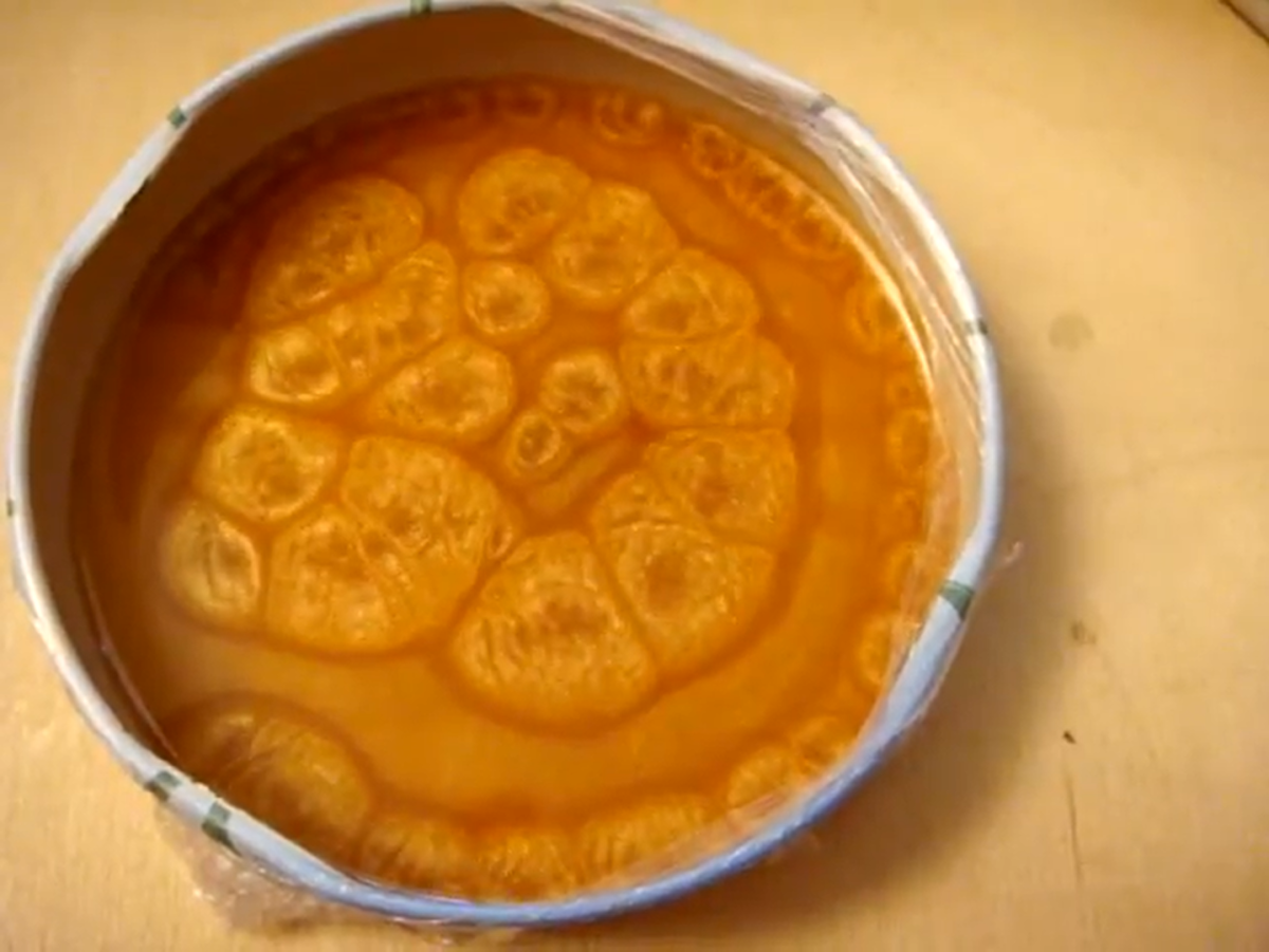 Peinture dorée diluée dans de l'acétone Peinture dorée diluée dans de l'acétone