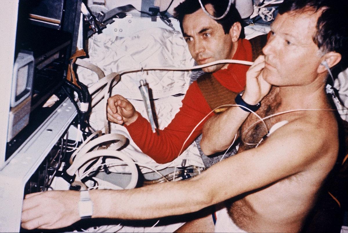 Deux astronautes réalisent la première échographie effectuée dans l’espace Deux astronautes réalisent la première échographie effectuée dans l’espace