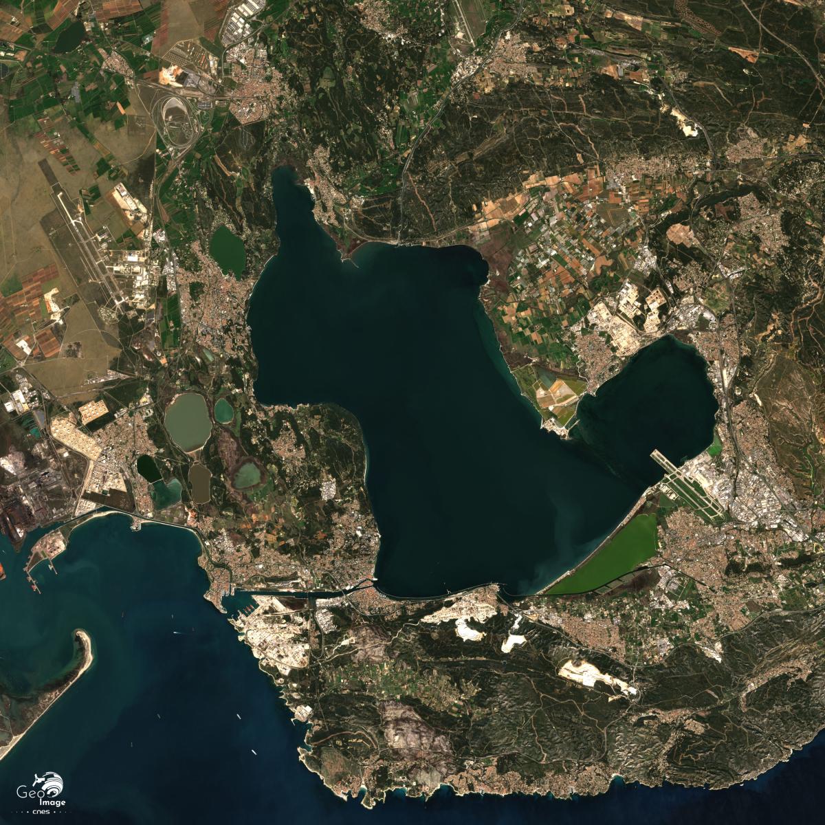 Images satellite é l'étang de Berre,  situé à l'ouest de Marseille