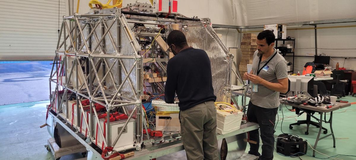Un technicien travaille sur l'intégration des instruments de la charge utile à la nacelle du vol BESAFE Un technicien travaille sur l'intégration des instruments de la charge utile à la nacelle du vol BESAFE