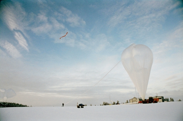  Préparation d&#039;un ballon stratosphérique ouvert (BSO) de la campagne Archéops à Kiruna (Suède)