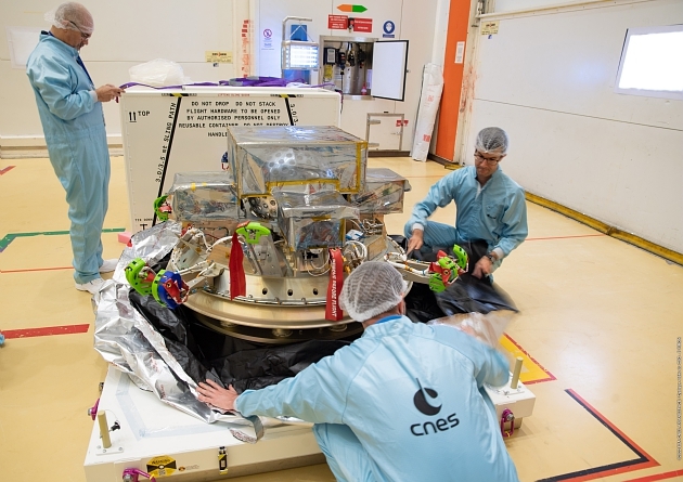 Ouverture du conteneur du satellite LARES-2 (CU1).