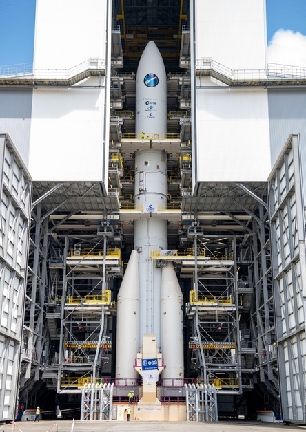Ariane 6 sous le portique mobile