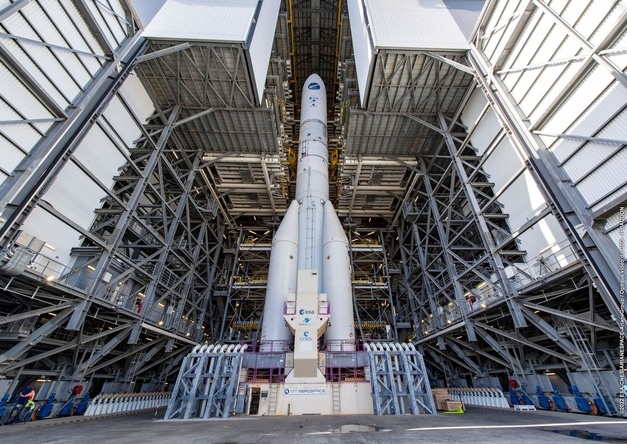 Ariane 6 sous le portique mobile