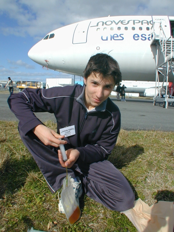 Erwan, l&#039;un des élèves du lycée de Voiron, prépare les poches de fluides. Crédits : CNES/S.Rouquette, 2004