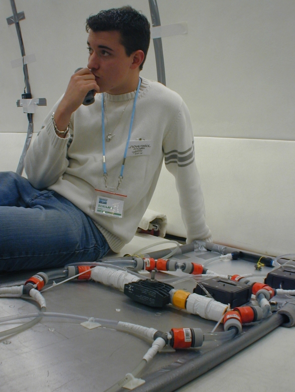 Benjamin achève la préparation de l&#039;expérience avant l&#039;embarquement. Crédits : CNES/S.Rouquette, 2004