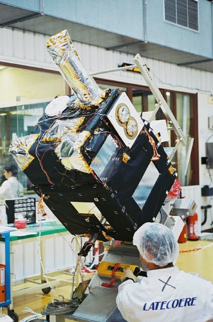 Le satellite DEMETER en essais thermiques. Crédits : CNES/E.GRIMAULT,2003