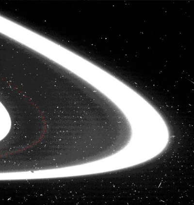 New ring discovered between A ring and F ring (red line in right image). Crédits : NASA/JPL/Space Science Institute