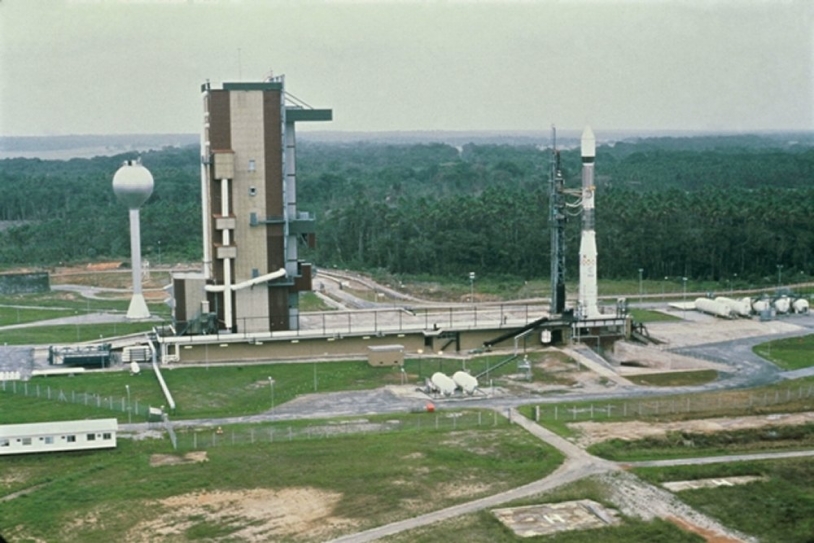 Le lanceur Ariane 1 sur sa table de lancement sur le site ELA 1, en décembre 1979, pour le premier essai de qualification du lanceur Ariane ; crédits Cnes/Esa