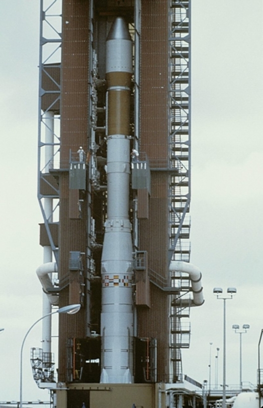 Ariane 1 sur son pas tir au Centre spatial guyanais ; crédits Sygma