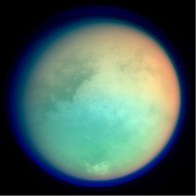 Titan vue en fausse couleur lors d&#039;un survol de la sonde Cassini. Crédits : NASA/JPL/Space Science Institute