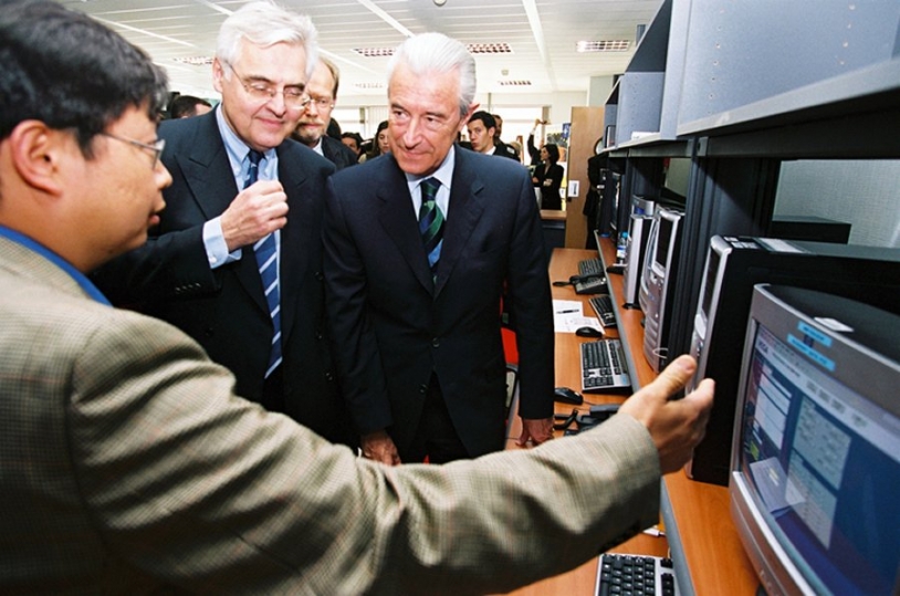 Ministers François d&#039;Aubert and Gilles de Robien are given a tour of the PACF (c) CNES/E.Grimault, 2005