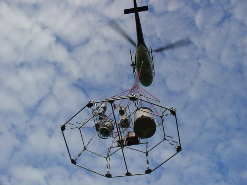 Récupération de l’expérience Twin sampler par hélicoptère ; crédits CNES
