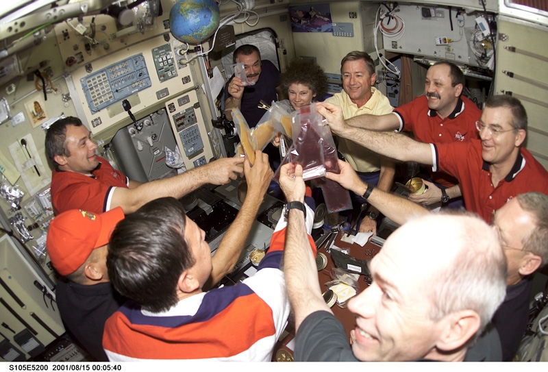 Repas &quot;de fête&quot; pour célébrer la relève de l&#039;équipage à bord de l&#039;ISS ; crédits Nasa