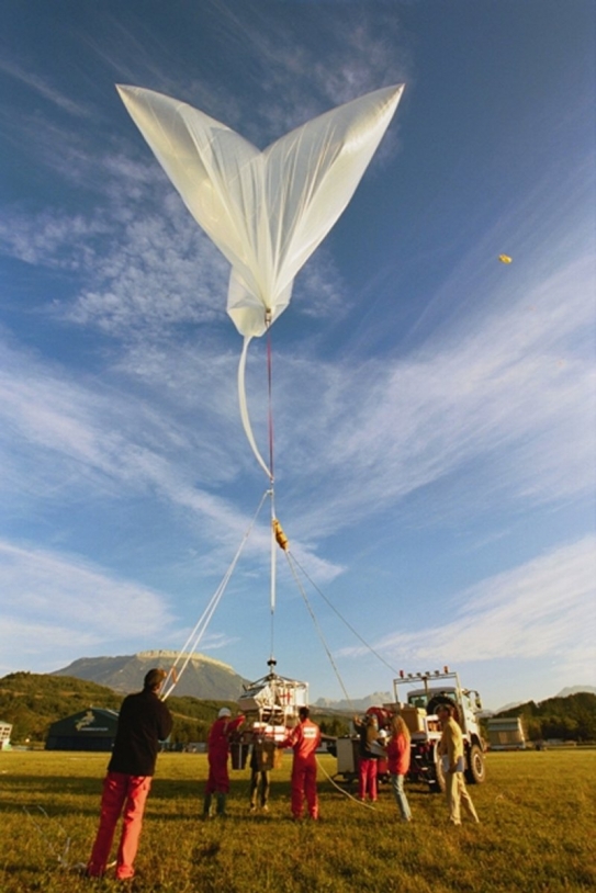 Casolba science gondola under the auxiliary balloon before lifting off ; credits CNES / P. Le Doaré