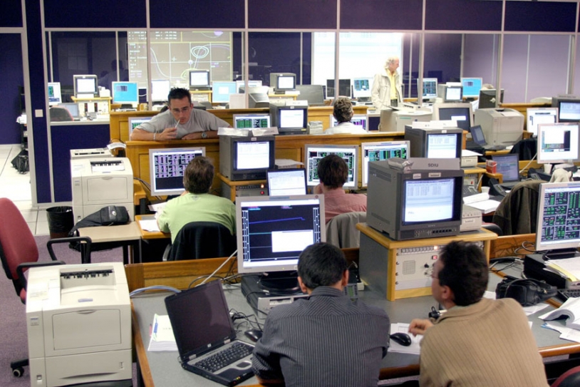 Salle de contrôle et de mise à poste du satellite ; crédits CNES/P.Jalby