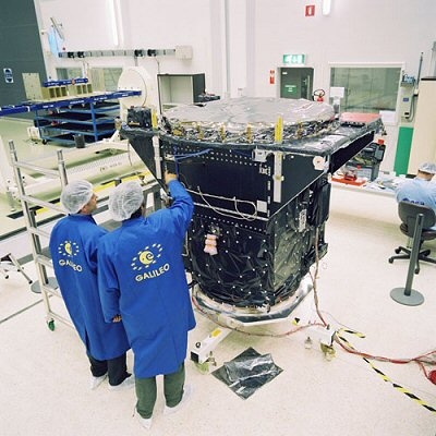 Preparing satellite Giove-A. Credits : ESA / Surrey Satellite Technology Ltd