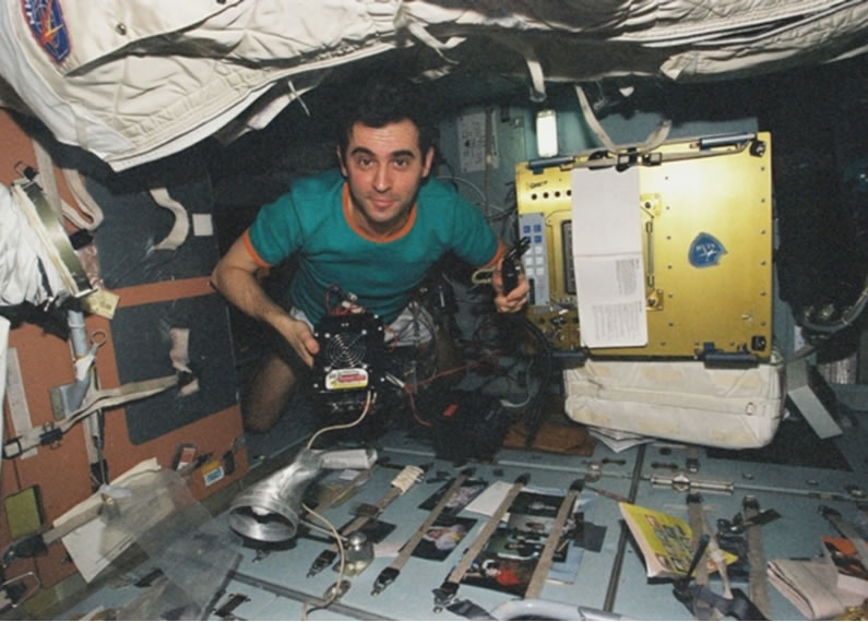 A bord de Mir en 1998 lors de la mission franco-russe Pégase. Crédits : CNES