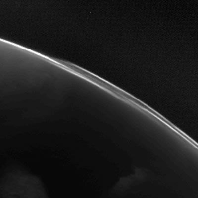 Structures atmosphériques de Mars observées par la Caméra Osiris, lors du passage de Rosetta près de la planète rouge début 2007. ESA © 2007 MPS for OSIRIS Team MPS/UPD/LAM/ IAA/ RSSD/ INTA/ UPM/ DASP/ IDA