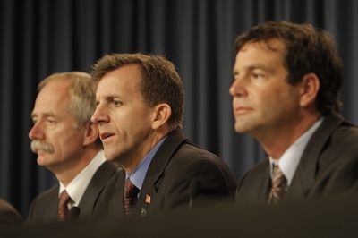 LeRoy Cain (au centre), responsable des opérations de lancement au centre spatial Kennedy lors de la conférence de presse du 9 décembre. Crédits : NASA