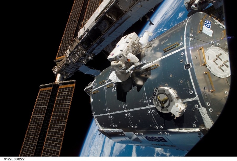 Raccordement de Columbus à l&#039;ISS lundi 11 février. Crédits : NASA.