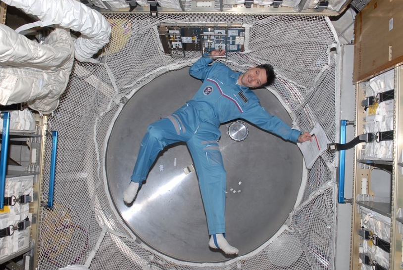 Le cosmonaute Oleg Kononenko dans l&#039;ATV. Crédits : NASA.