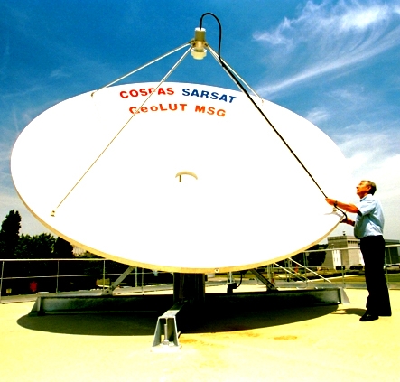 Antenne Cospas-Sarsat. Crédits : CNES.