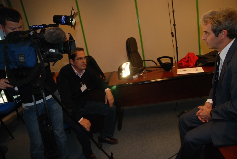 Interview en privé avec des journalistes de France 2 pour le sujet du 20h. Crédits : CNES.